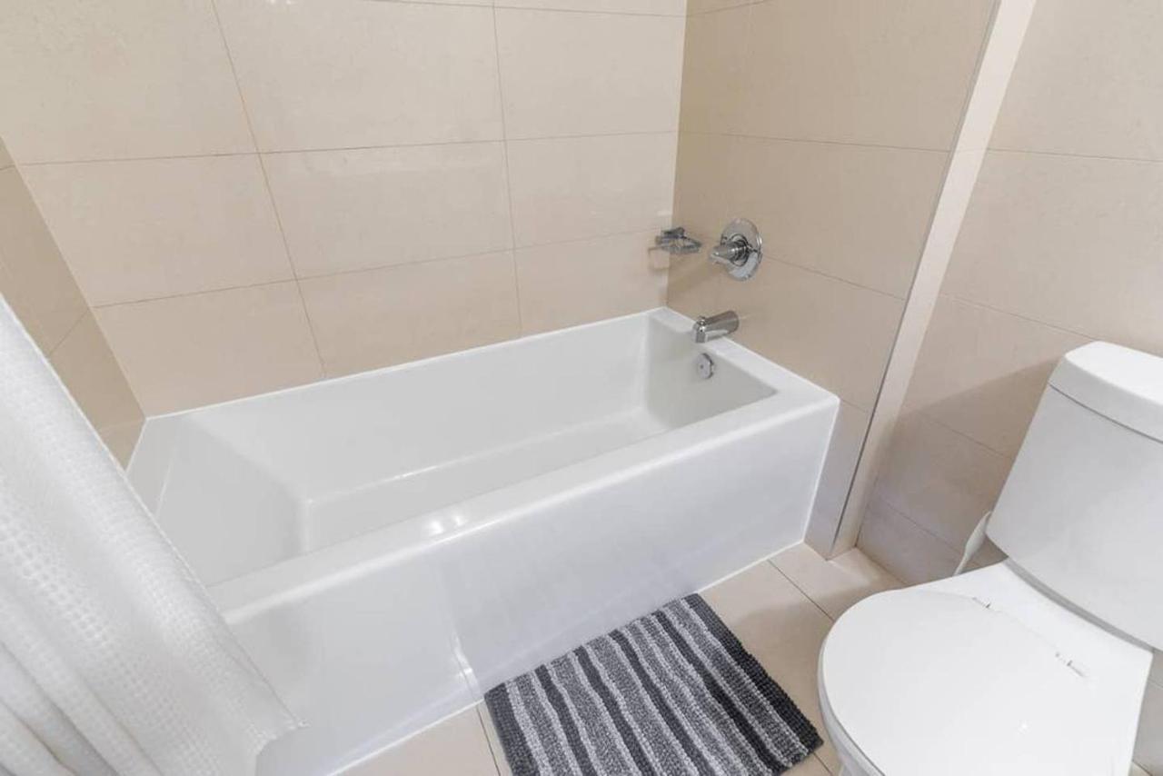 Stunning Views Of Downtown - Luxury High Rise With King Bed! Villa Toronto Bagian luar foto
