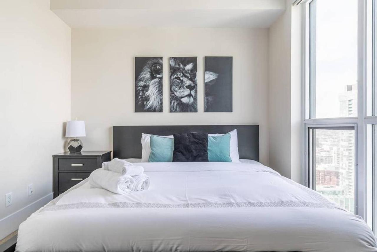 Stunning Views Of Downtown - Luxury High Rise With King Bed! Villa Toronto Bagian luar foto
