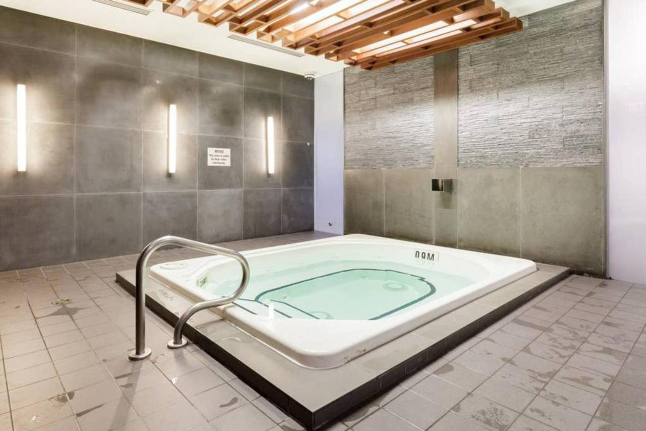 Stunning Views Of Downtown - Luxury High Rise With King Bed! Villa Toronto Bagian luar foto