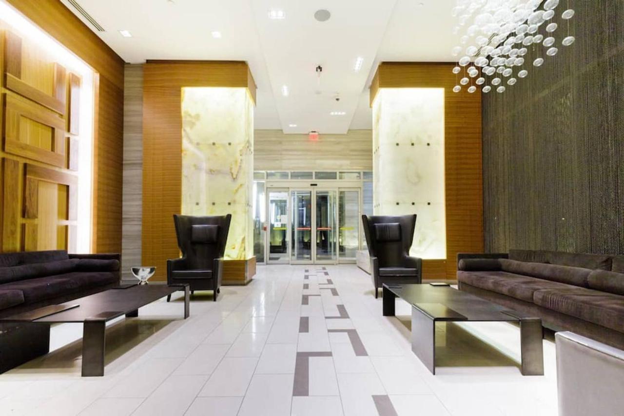 Stunning Views Of Downtown - Luxury High Rise With King Bed! Villa Toronto Bagian luar foto