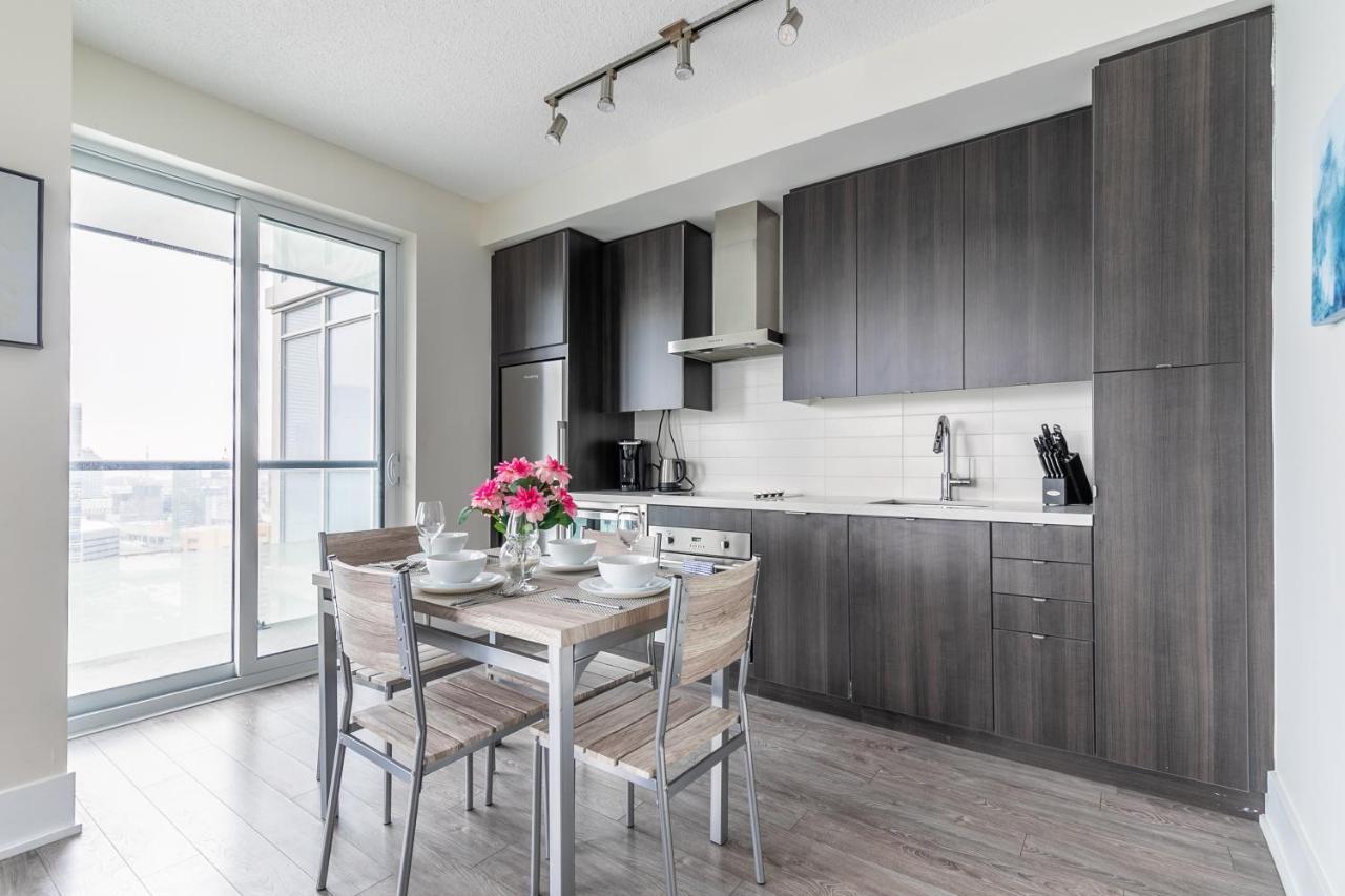 Stunning Views Of Downtown - Luxury High Rise With King Bed! Villa Toronto Bagian luar foto